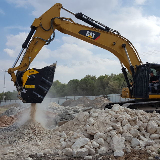 MB Crushers Bucket Crusher | Model BF120.4 S4 | Mouth Opening Width 47" | Machine Size 30-45 Tons | For Excavators
