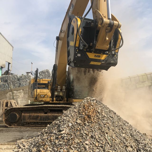 MB Crushers Bucket Crusher | Model BF120.4 S4 | Mouth Opening Width 47" | Machine Size 30-45 Tons | For Excavators