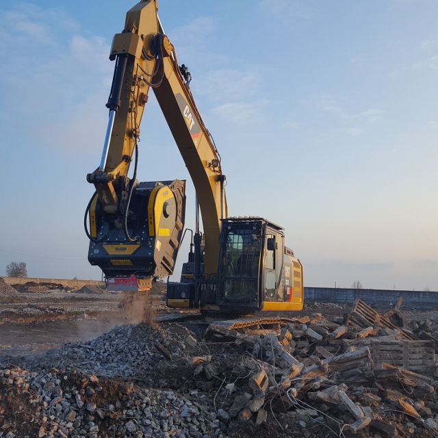 MB Crushers Bucket Crusher | Model BF90.3 S4 | Mouth Opening Width 36" | Machine Size 21+ Tons | For Excavators