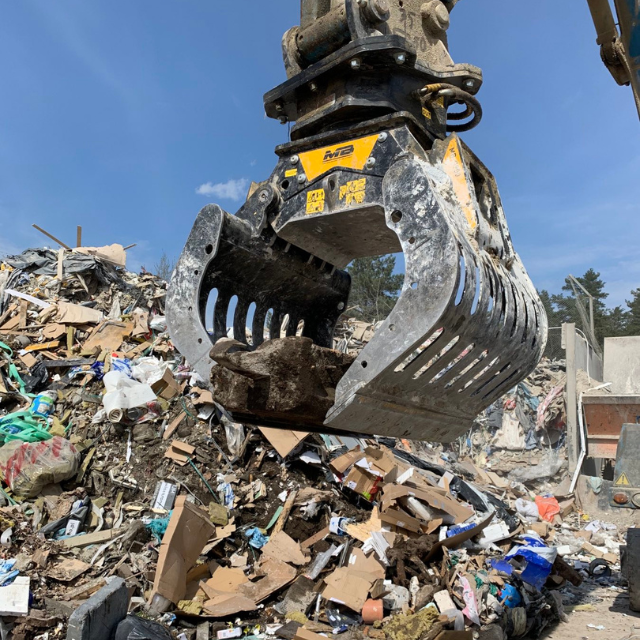 MB Crushers Sorting Grapple | Model MB-G900 S4| Width 35.4" | Machine Size 12-18 Tons | For Excavators