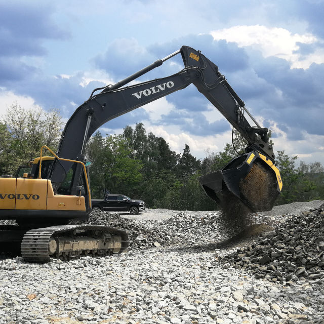 MB Crushers Screening Bucket | Model MB-S18 S4 | Width 79" | Machine Size 20-35 Tons | For Excavators